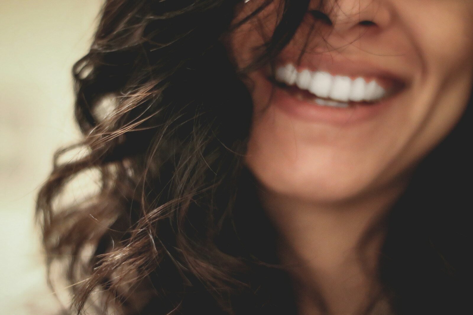 Comprendre les mécanismes de réaction émotionnelle long black haired woman smiling close-up photography