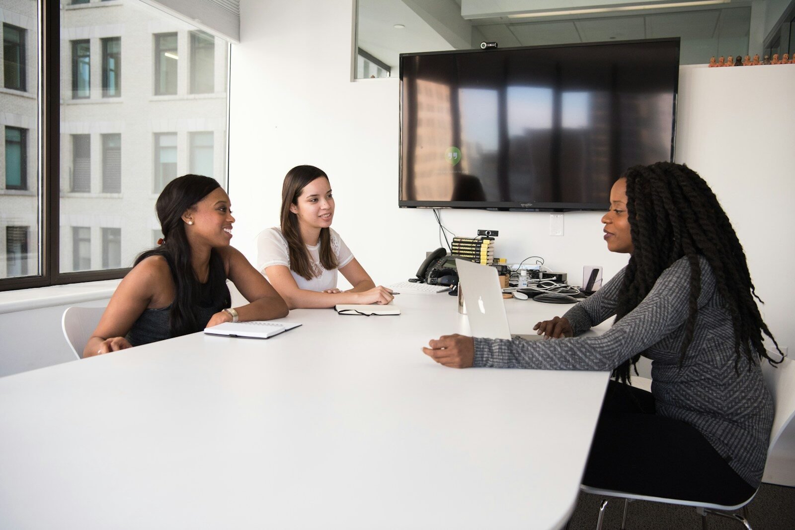 Recrutement three women sitting at the table