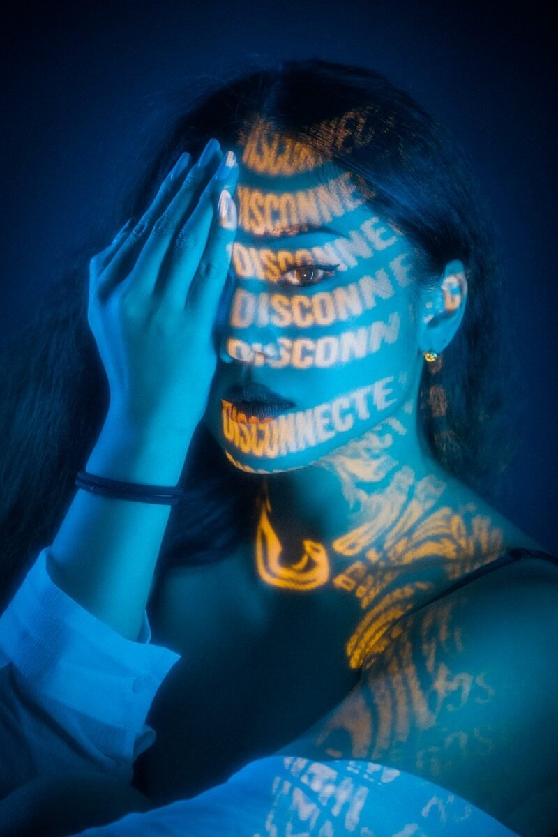 décisions éclairées woman in black tank top with blue and yellow tattoo on her left hand