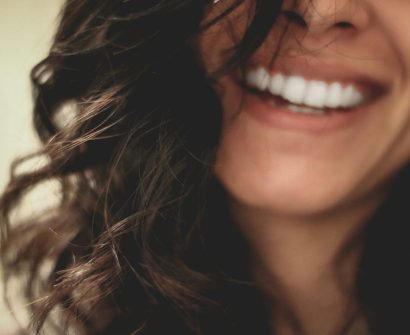 Comprendre les mécanismes de réaction émotionnelle long black haired woman smiling close-up photography