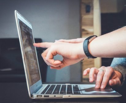 transformation digitale person using laptop