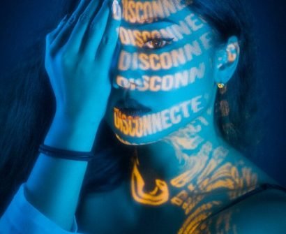 décisions éclairées woman in black tank top with blue and yellow tattoo on her left hand