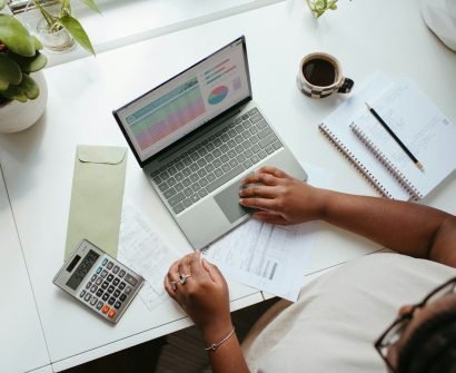 Stratégies de Croissance et Développement des PME a person sitting at a table with a laptop