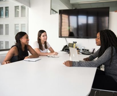 Recrutement three women sitting at the table